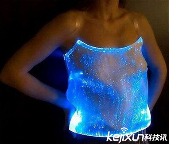 石墨烯和碳納米管紡織出電池衣服 出行不怕沒電了 石墨烯和碳納米管紡織出電池衣服 出行不怕沒電了