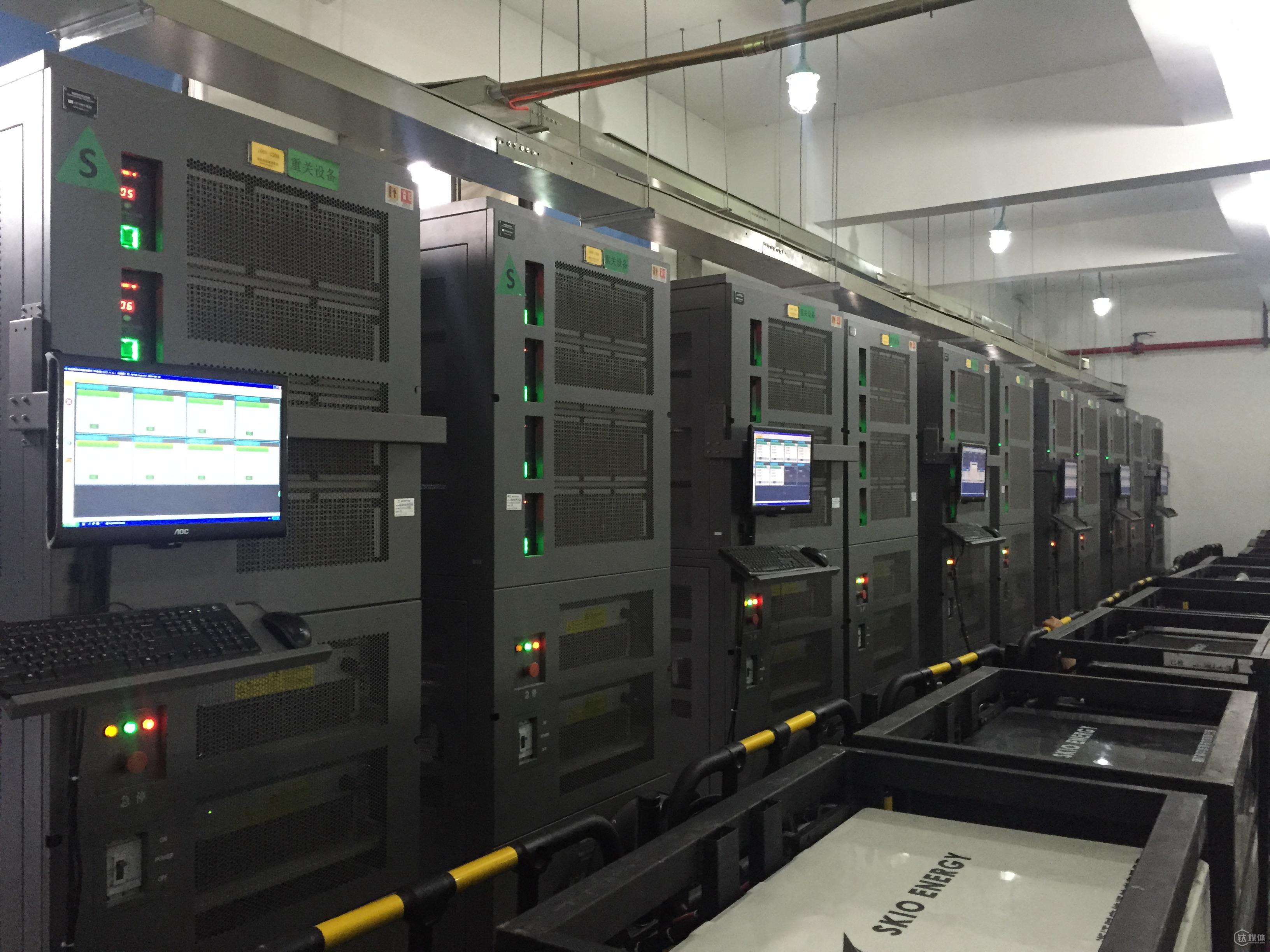 電池成品正在接受儀器檢測 電池成品正在接受儀器檢測