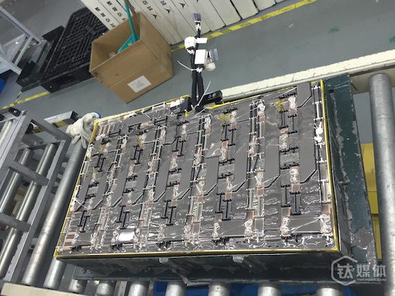 灌膠技術(shù):電芯被特殊膠水固定,阻絕空氣 灌膠技術(shù):電芯被特殊膠水固定,阻絕空氣