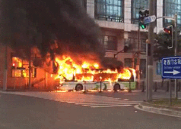 上海申沃超級(jí)電容公交車自燃 起火原因正在調(diào)查 上海申沃超級(jí)電容公交車自燃 起火原因正在調(diào)查