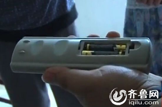 炸傷孩子的，正是這機(jī)頂盒遙控器里的七號(hào)電池。（視頻截圖）