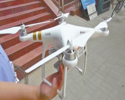 遙控飛機(jī)疑因信號(hào)被屏蔽 飛行途中電池墜地爆炸