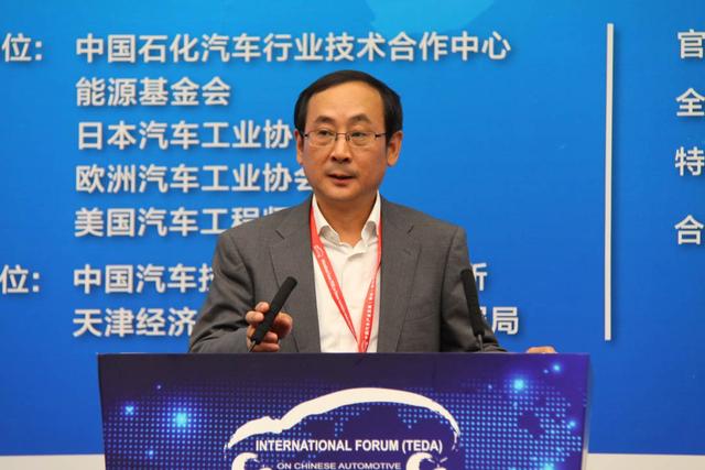 中國汽車工程學(xué)會常務(wù)副理事長兼秘書長 張進(jìn)華