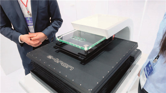 p83-2 2.在2015年CES展會上,奧迪展示了其最新的無線充電設備,電線圈可根據汽車底盤的高低自動升降。