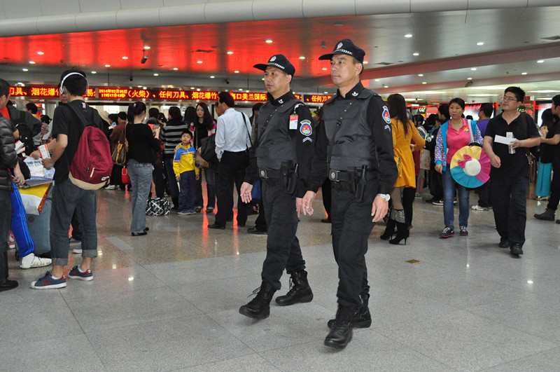 海口美蘭機場舉行鋰電池起火應急演練 