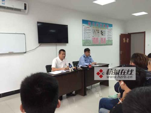 公交集團(tuán)總經(jīng)理翁軍和司機(jī)楊濤 公交集團(tuán)總經(jīng)理翁軍和司機(jī)楊濤