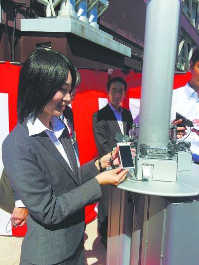 日本首座公共太陽能手機充電站日前在東京塔前亮相