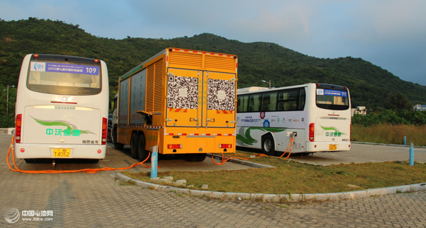 移動(dòng)補(bǔ)電車正在給兩臺(tái)純電動(dòng)大巴快速充電 