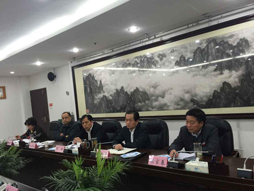 宿州市委書記張曙光等認真聆聽石墨烯的發展概況