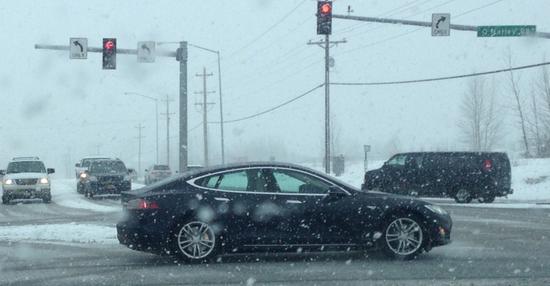 美國阿拉斯加州,一輛在雪天中行駛的特斯拉電動汽車。 美國阿拉斯加州,一輛在雪天中行駛的特斯拉電動汽車。