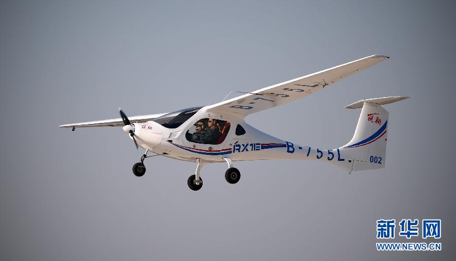 我國自主研制首款電動(dòng)雙座輕型飛機(jī)獲頒生產(chǎn)許可證