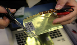 用剪刀減掉電池一角后,仍然能夠安全、正常工作的柔性全固態(tài)電池 用剪刀減掉電池一角后,仍然能夠安全、正常工作的柔性全固態(tài)電池