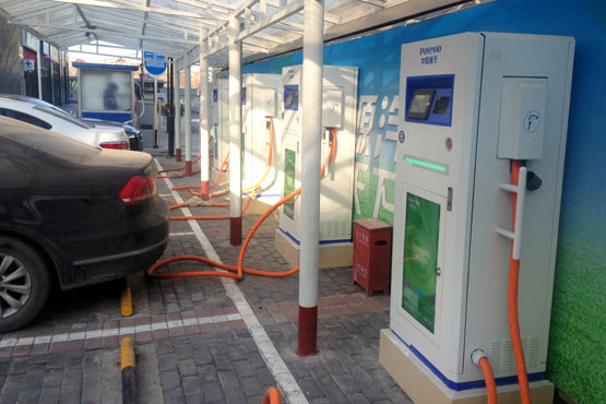 玲瓏天地充電站前的車輛均為燃油車 玲瓏天地充電站前的車輛均為燃油車