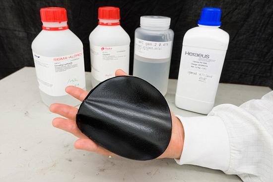 這種“紙電池”的蓄電能力可以和市場上最好的超級電容電池相媲美,一張直徑15厘米的“紙電池”就可以儲存1法拉的電容。