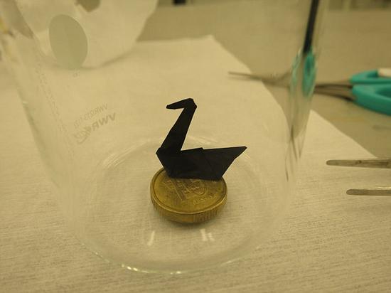 這種紙電池具有紙張一樣的柔軟特性,甚至能折疊成千紙鶴。我們或許很快就能在智能手機、智能手表、筆記本電腦和電視上看到這種紙電池的應用。