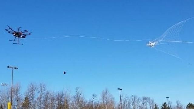 美國(guó)研發(fā)出無(wú)人機(jī)捕殺利器 鎖定目標(biāo)噴射大網(wǎng) 美國(guó)研發(fā)出無(wú)人機(jī)捕殺利器 鎖定目標(biāo)噴射大網(wǎng)