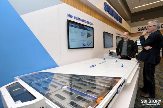 三星展示電動(dòng)汽車電池 續(xù)航里程達(dá)600公里 三星展示電動(dòng)汽車電池 續(xù)航里程達(dá)600公里