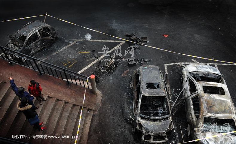 安徽合肥一小區充電電動車突起火 殃及兩輛轎車被燒毀 安徽合肥一小區充電電動車突起火 殃及兩輛轎車被燒毀