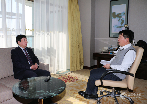 山東省汽車行業協會常務副會長兼秘書長魏學勤（左）與中國電池網CEO于清教交談
