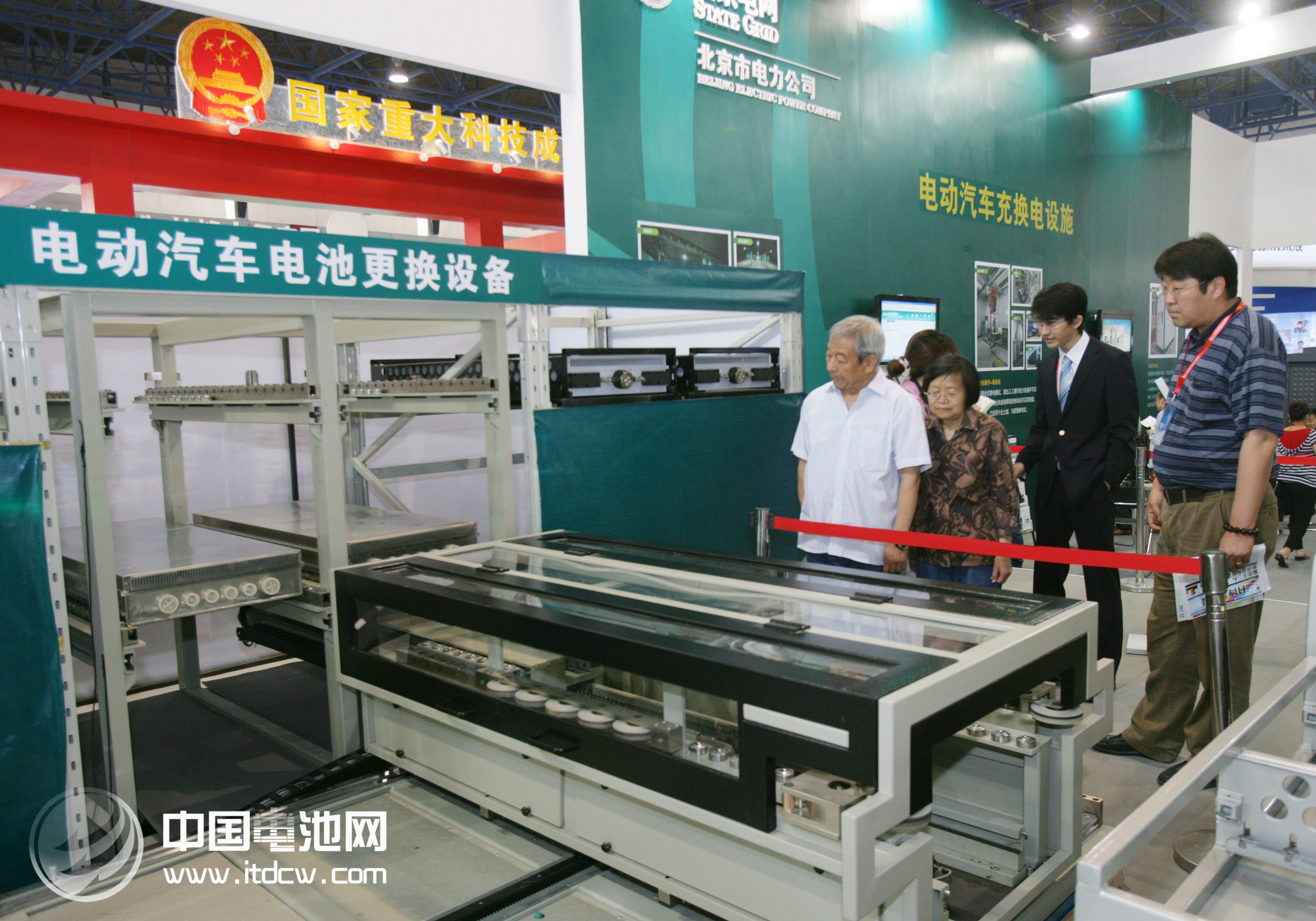 電動(dòng)汽車電池更換設(shè)備 電動(dòng)汽車電池更換設(shè)備