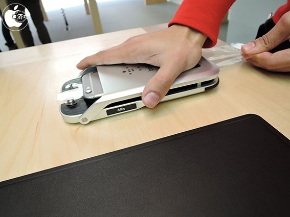 蘋果店可以免費貼膜啦，但是買個膜230塊