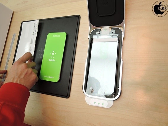 蘋果店可以免費貼膜啦，但是買個膜230塊