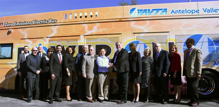 比亞迪股份有限公司總裁王傳福(右七)和大洛杉磯羚羊谷交通局工作人員在比亞迪電動巴士前合影 比亞迪股份有限公司總裁王傳福(右七)和大洛杉磯羚羊谷交通局工作人員在比亞迪電動巴士前合影