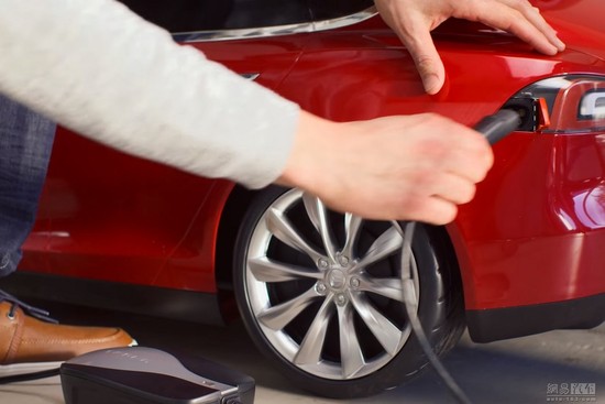 維持Model S設(shè)計(jì)，玩具M(jìn)odel S的充電口也設(shè)計(jì)在尾燈處 - 后花園網(wǎng)文 - 汽車(chē)新聞