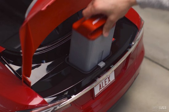 動(dòng)力電池被安置在后備箱內(nèi)，單手可輕松提起 - 后花園網(wǎng)文 - 汽車(chē)新聞