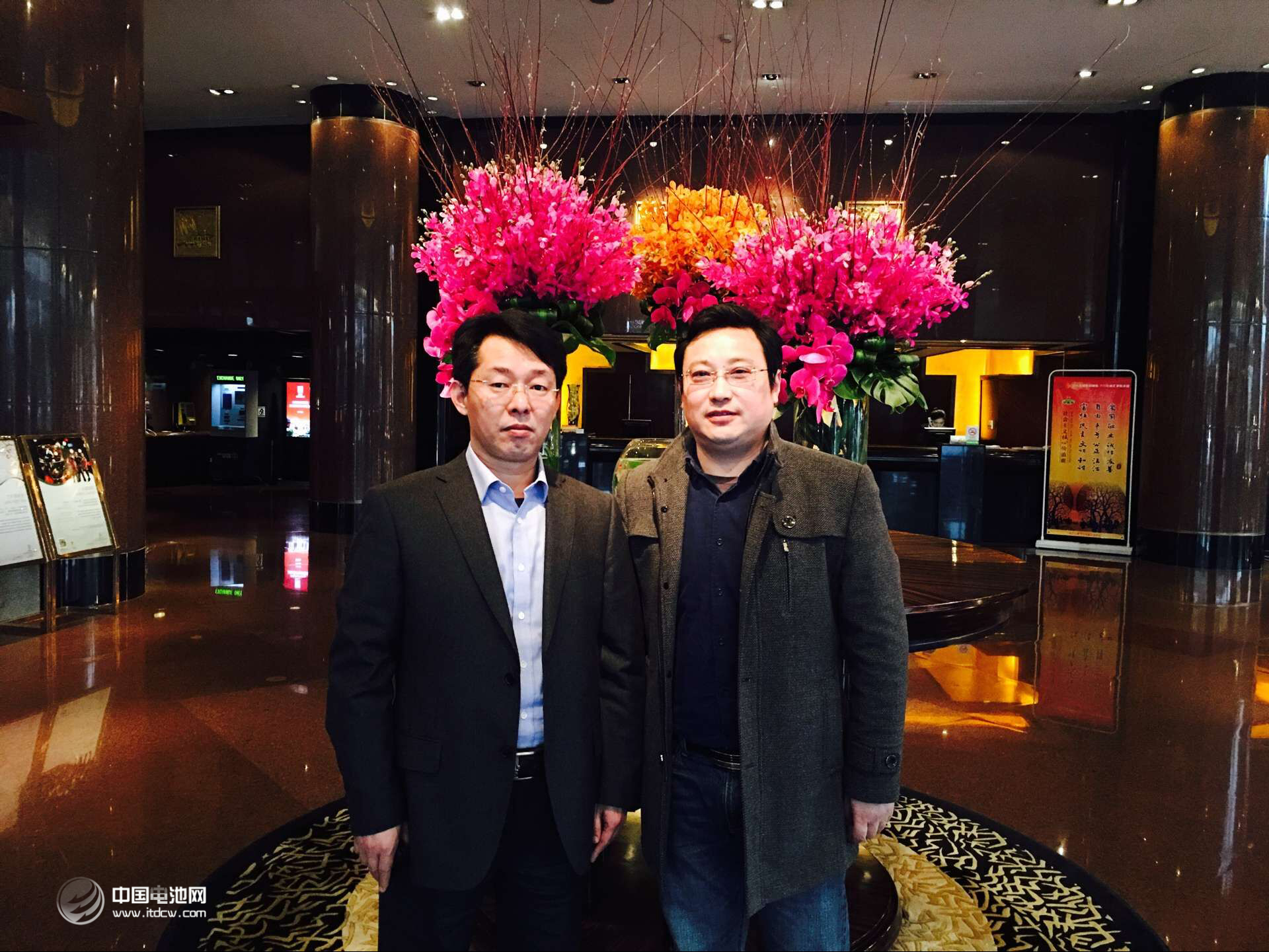 鋰電“達沃斯”秘書長、中國電池網(wǎng)創(chuàng)始人/董事長于清教與上海高鵬真空設(shè)備有限公司總經(jīng)理王立鵬