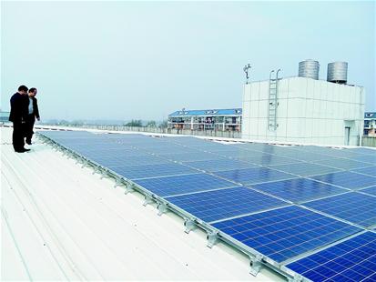 圖為：廠房屋頂上鋪滿太陽能板。 （記者 記者 汪洋 攝）