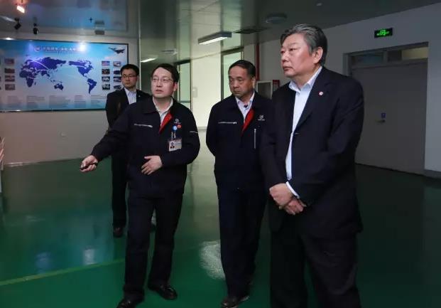 中航工業(yè)集團公司董事長、黨組書記林左鳴視察中航鋰電
