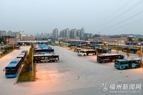 可停放300輛公交車的金山浦上中心停車場。