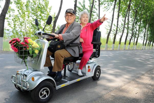 處監(jiān)管真空地帶 老年代步車成了另類“特權(quán)車” 處監(jiān)管真空地帶 老年代步車成了另類“特權(quán)車”