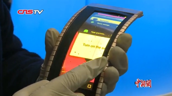 全球首款石墨烯柔性屏手機(jī)亮相:戴在手腕上 全球首款石墨烯柔性屏手機(jī)亮相:戴在手腕上