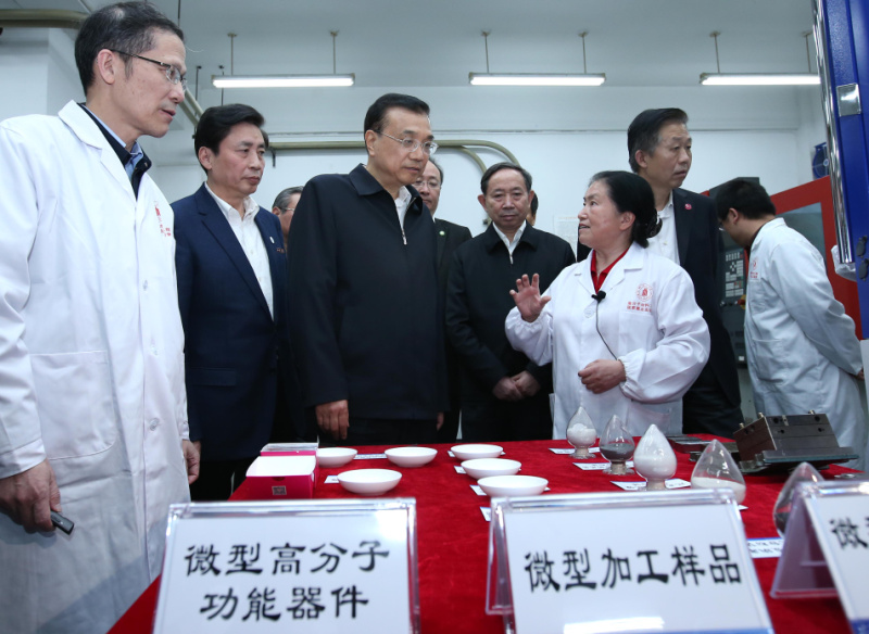 李克強考察四川大學高分子材料工程國家重點實驗室 李克強考察四川大學高分子材料工程國家重點實驗室