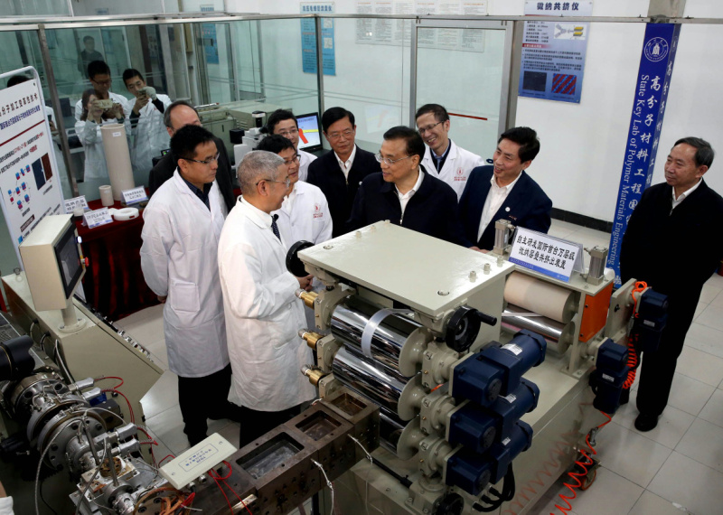 李克強考察四川大學高分子材料工程國家重點實驗室 李克強考察四川大學高分子材料工程國家重點實驗室