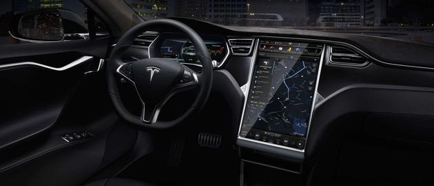 特斯拉的操作界面在汽車行業實屬獨特，多數的控制都是通過一個17英寸觸控屏實現的。