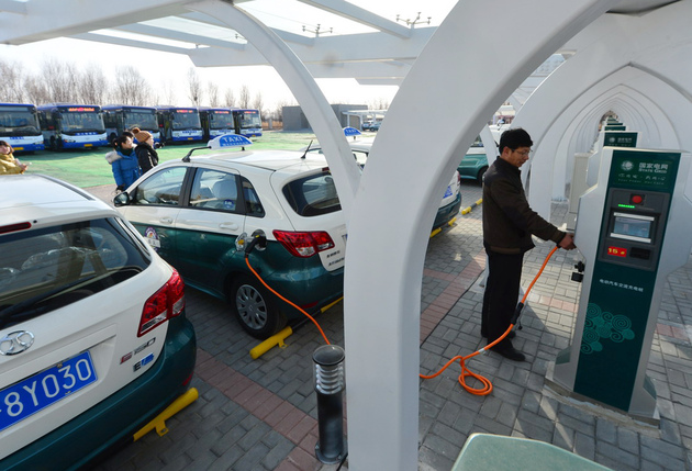 充電樁成電動(dòng)車“攔路虎”:物業(yè)不歡迎 布局不靠譜 充電樁成電動(dòng)車“攔路虎”:物業(yè)不歡迎 布局不靠譜