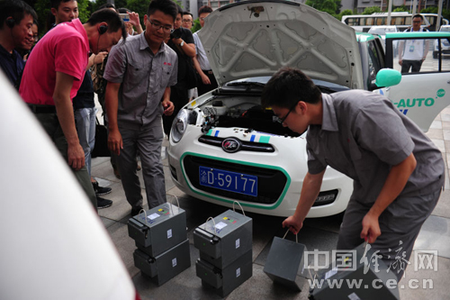 力帆汽車研發生產的電動汽車，工作人員正在為車輛替換電源。