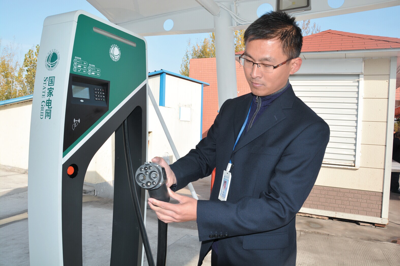 破解新能源車充電難“瓶頸” 山東將建35萬個充電樁