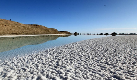 我國鋰資源儲量全球第二產能有限 鹽湖提鋰工藝待突破