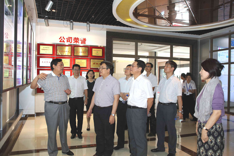 馮飛副部長聽取魏董事長關(guān)于企業(yè)發(fā)展情況的介紹