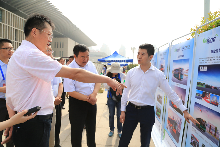 交通運輸部運輸服務司副司長蔡團結到銀隆新能源展位了解