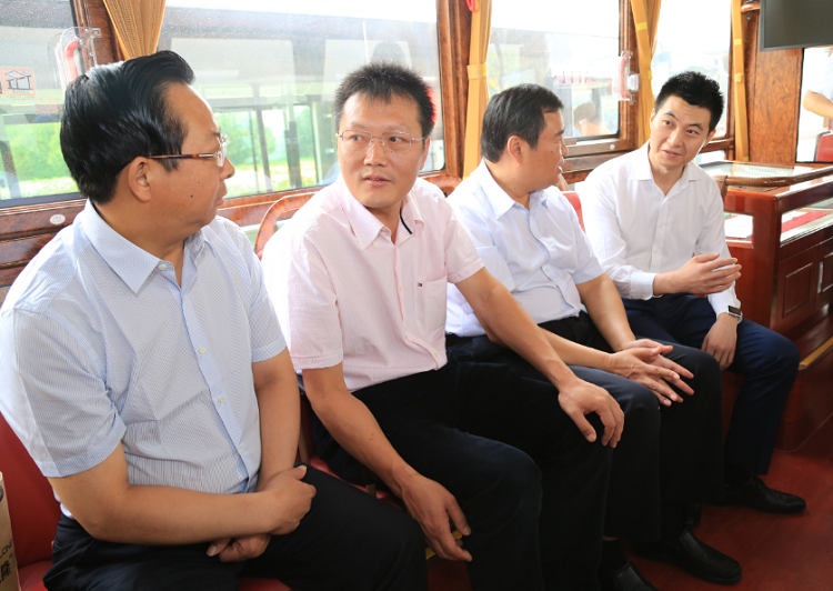 領導們試乘鐺鐺車，體驗舒適的乘坐體驗