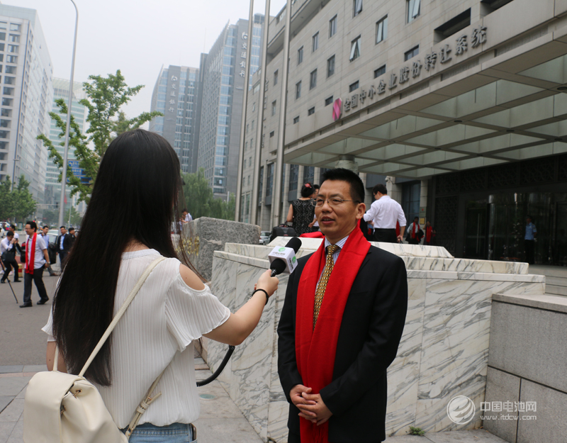 惠強新材董事長王紅兵在掛牌儀式現(xiàn)場接收中國電池網(wǎng)采訪