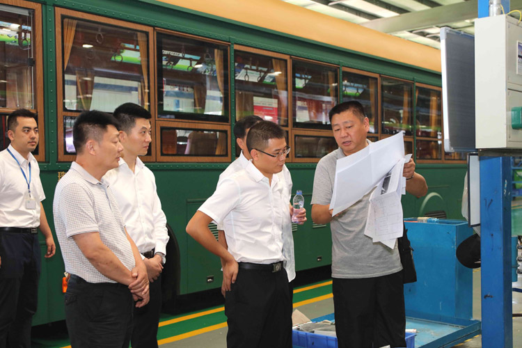 新能源汽車生產現場，領導們對汽車性能與參數作深入咨詢