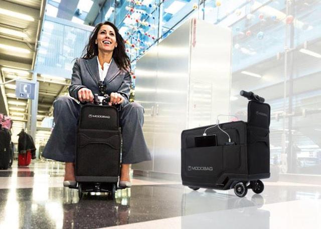 Modobag共有室內(nèi)室外兩種駕駛模式,最高時(shí)速可以達(dá)到12.9km/h,而內(nèi)置的輕量化鋰電池能夠帶來大約10km的行駛里程,足以應(yīng)對一般的代步需求,而且還支持快充,15分鐘就能充至80%的電量,同時(shí)內(nèi)置電池還可通過兩個(gè)USB接口給移動(dòng)設(shè)備充電。 Modobag共有室內(nèi)室外兩種駕駛模式,最高時(shí)速可以達(dá)到12.9km/h,而內(nèi)置的輕量化鋰電池能夠帶來大約10km的行駛里程,足以應(yīng)對一般的代步需求,而且還支持快充,15分鐘就能充至80%的電量,同時(shí)內(nèi)置電池還可通過兩個(gè)USB接口給移動(dòng)設(shè)備充電。