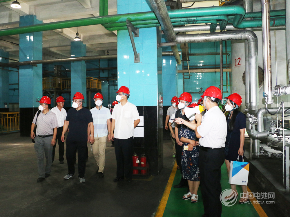 與會嘉賓參觀貝特瑞碳微球負極材料生產線 與會嘉賓參觀貝特瑞碳微球負極材料生產線
