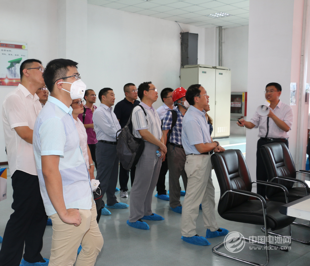 與會嘉賓參觀天津市貝特瑞新能源材料有限責任公司總控室 與會嘉賓參觀天津市貝特瑞新能源材料有限責任公司總控室